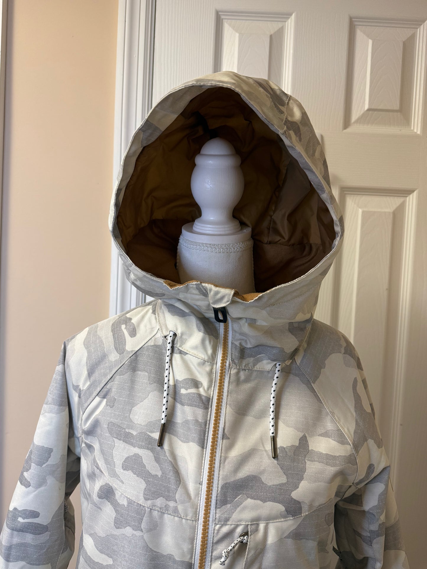 686 Women’s Athena Insulated Jacket Desert Camo Waterproof Ski Snowboard - Small