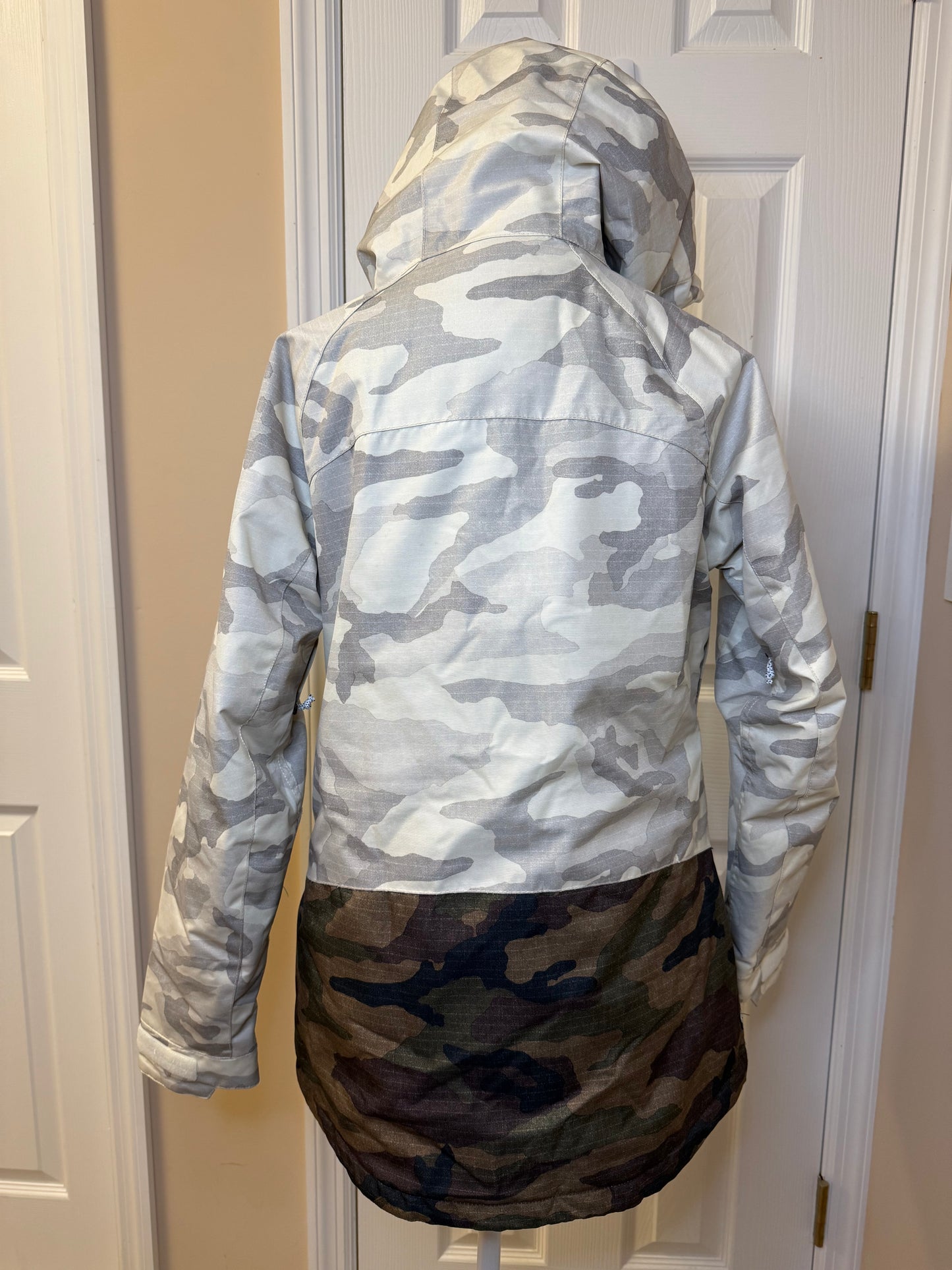 686 Women’s Athena Insulated Jacket Desert Camo Waterproof Ski Snowboard - Small