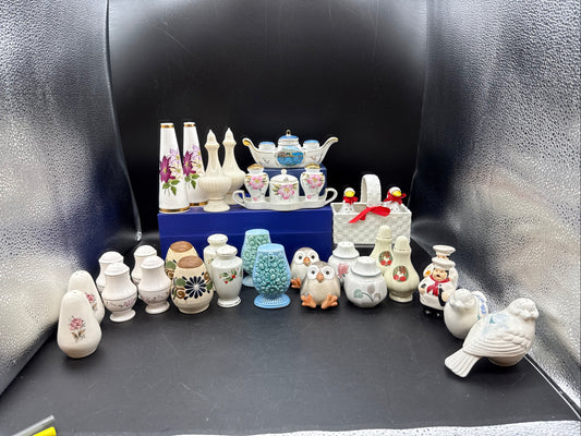 Lot Of 16 Salt And Pepper Shakers.